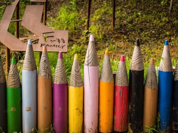 Berge an die Kinderzimmerwand streichen: So geht's